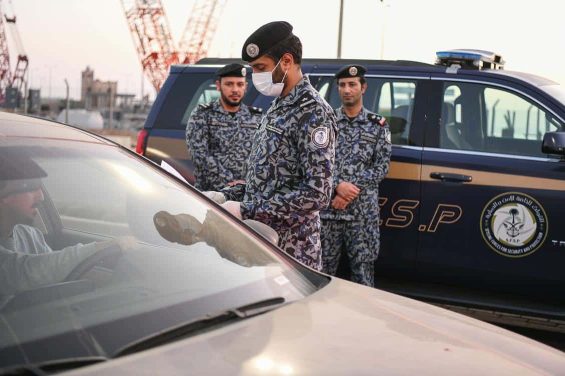 قوات الأمن والحماية بمشروع البحر الأحمر تشارك في تطبيق منع التجول