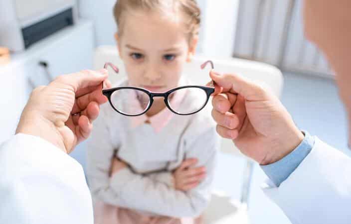 استشارية عيون لـ”المواطن”: عدم ارتداء الأطفال للنظارة قد يمهد للكسل البصري