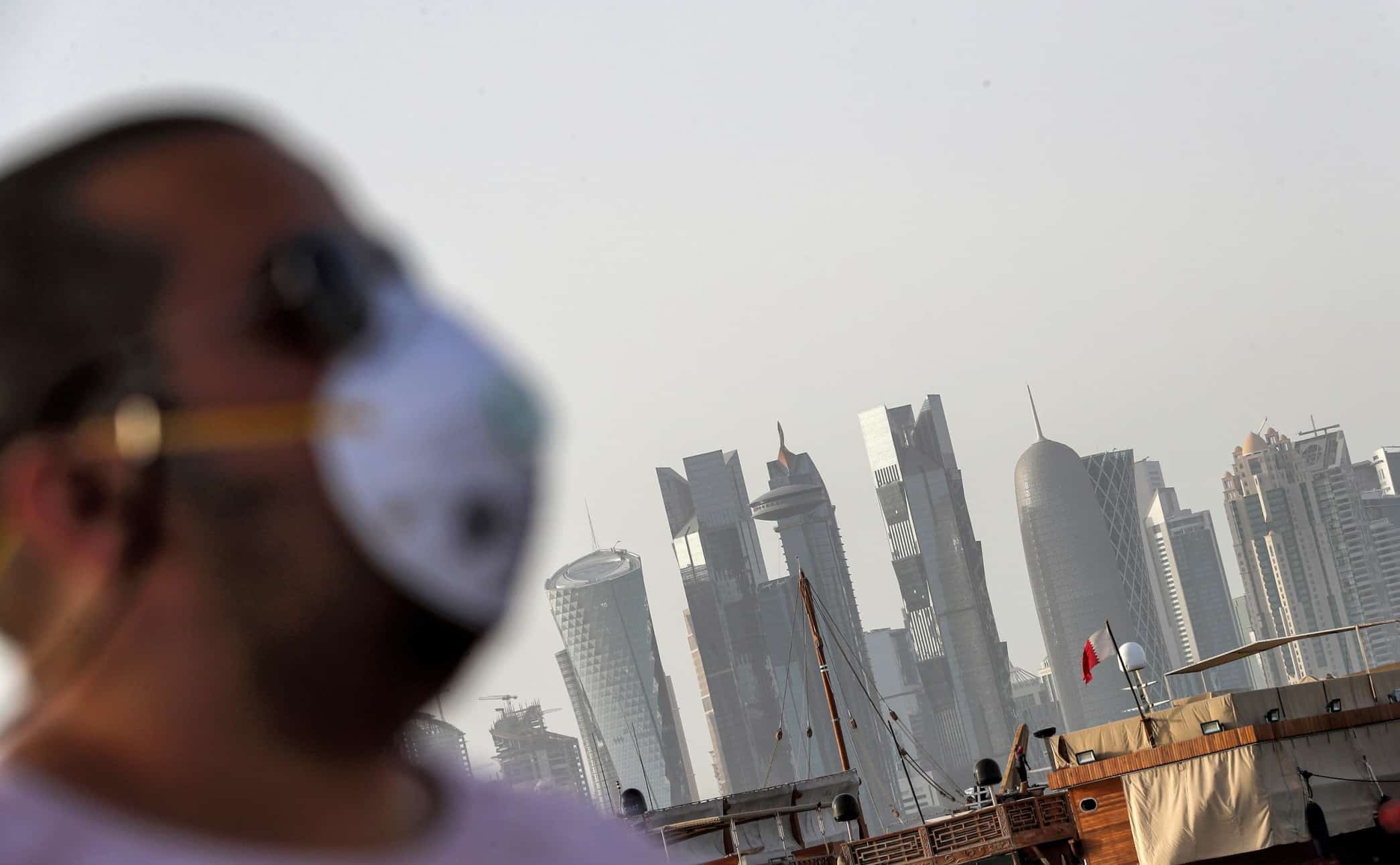 العفو الدولية تتهم قطر باعتقال وطرد العمالة بسبب كورونا