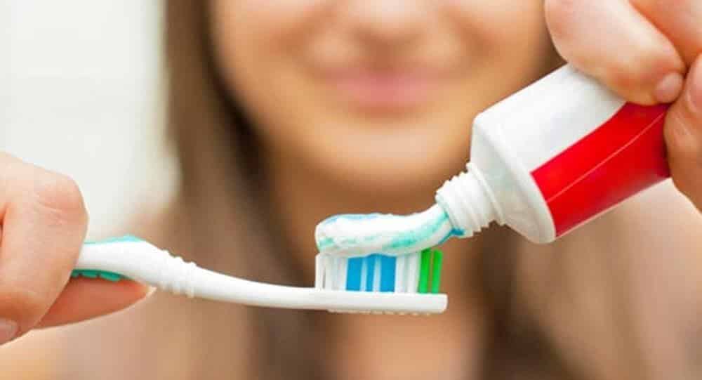 هل معجون الأسنان يمنع فيروس كورونا؟ استشاري يعلق