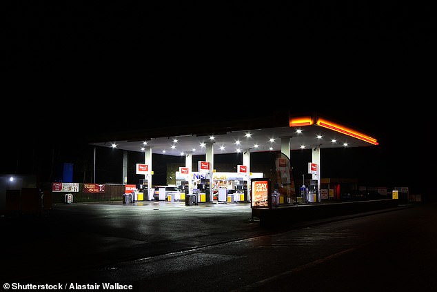 فيروس كورونا يجبر بريطانيا على إغلاق كل محطات الوقود