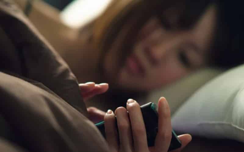 العلاقة بين سرطان القولون واستخدام الجوال قبل النوم