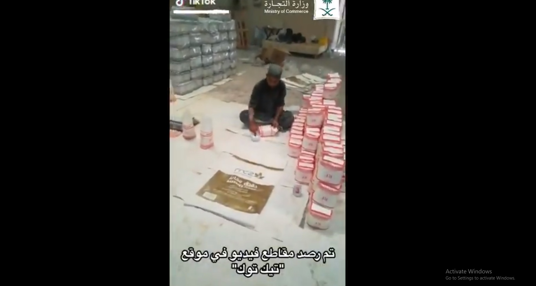 فيديو على تيك توك يقود لضبط وافدين يعبئون الدقيق في الرياض