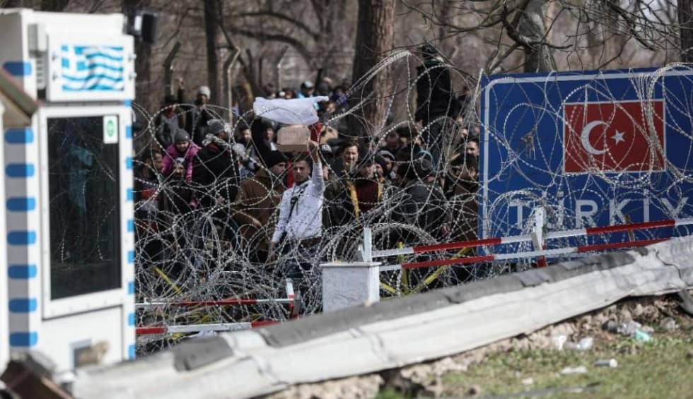 تركيا حرضت المهاجرين على إلقاء الحجارة عبر الحدود اليونانية