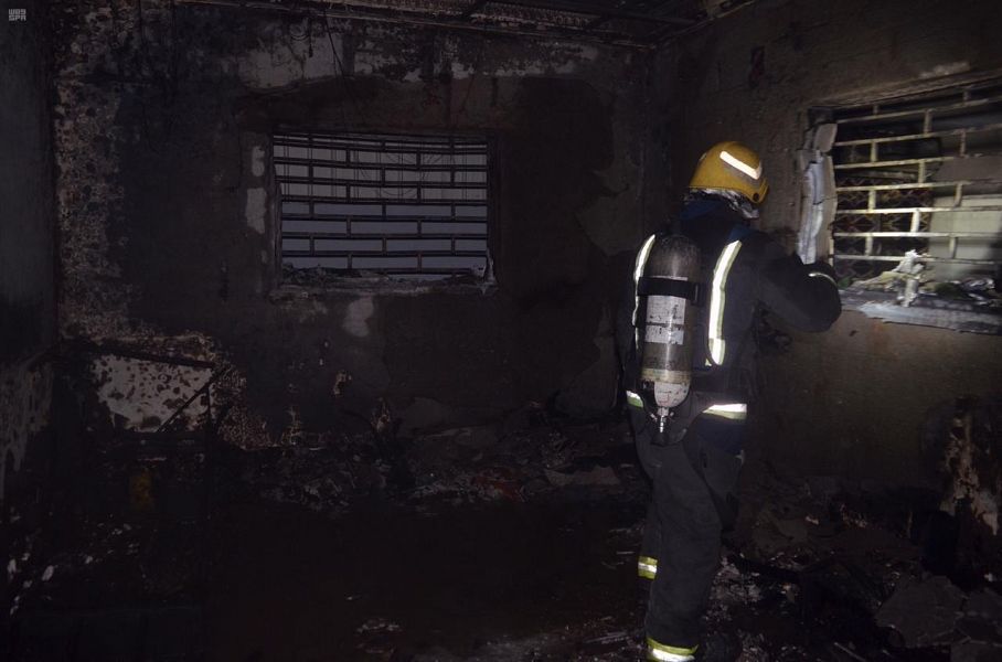 مدني تبوك ينقذ 4 أشخاص في حريق