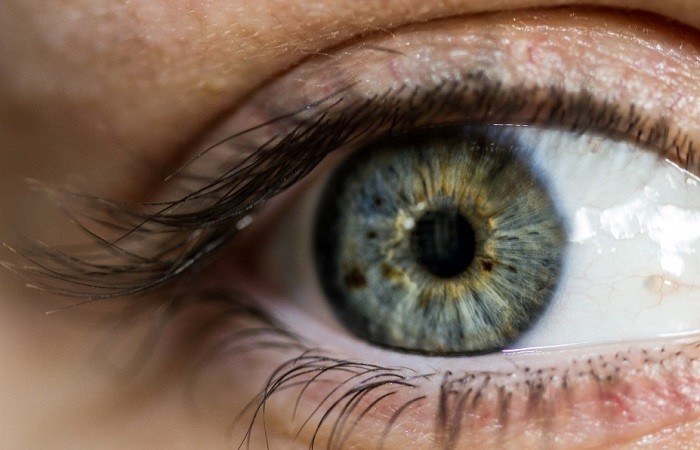 9 عادات سلبية قد تلحق الضرر بـ العين .. تجنبها فورًا