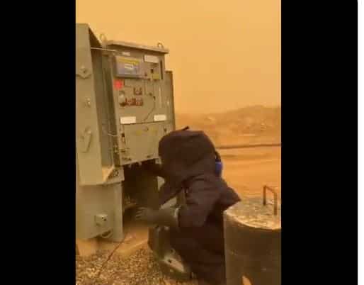 فيديو.. فرق الصيانة تعيد التيار إلى تبوك رغم الأجواء الصعبة والغبار