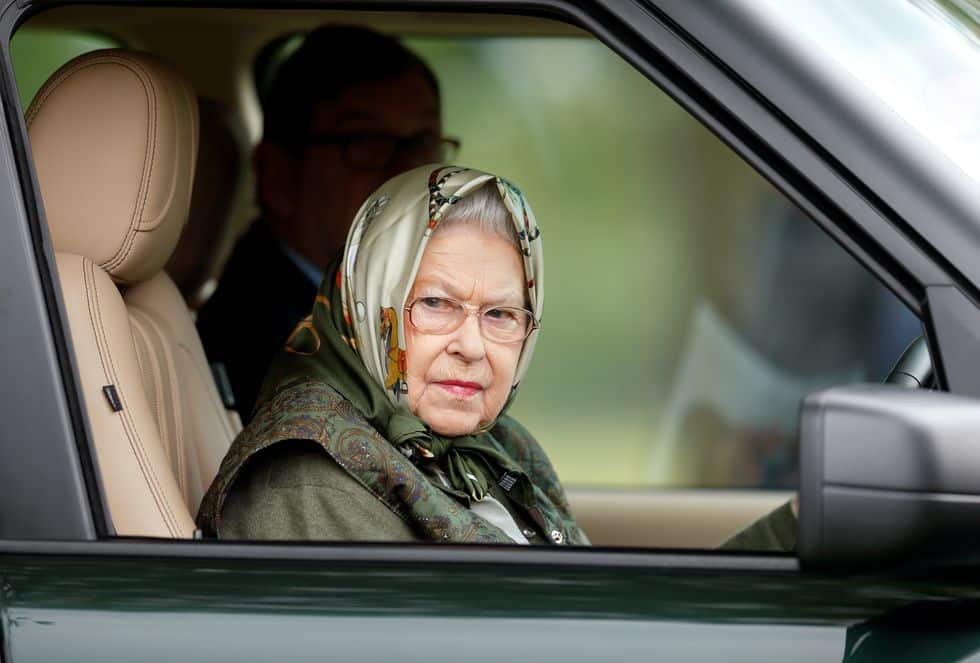 الشرطة البريطانية تعتقل خادم الملكة إليزابيث بعد سلسلة من السرقات