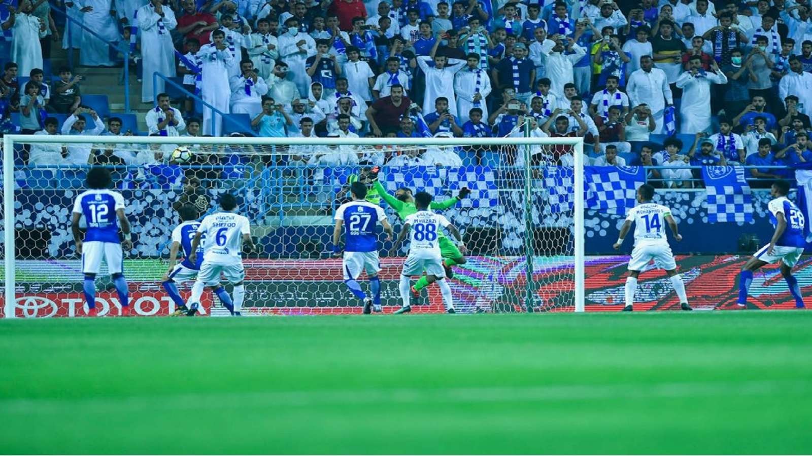 فيديو.. الهلال يستعيد ذكريات تتويجه بالدوري الـ15