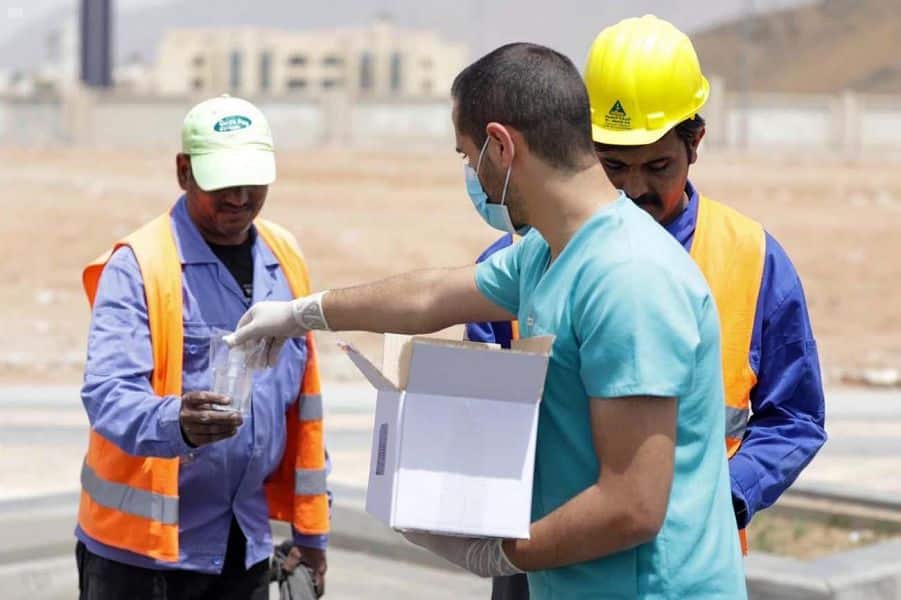 صور.. أمانة المدينة توزع 10 آلاف عبوة جل معقم مجانًا