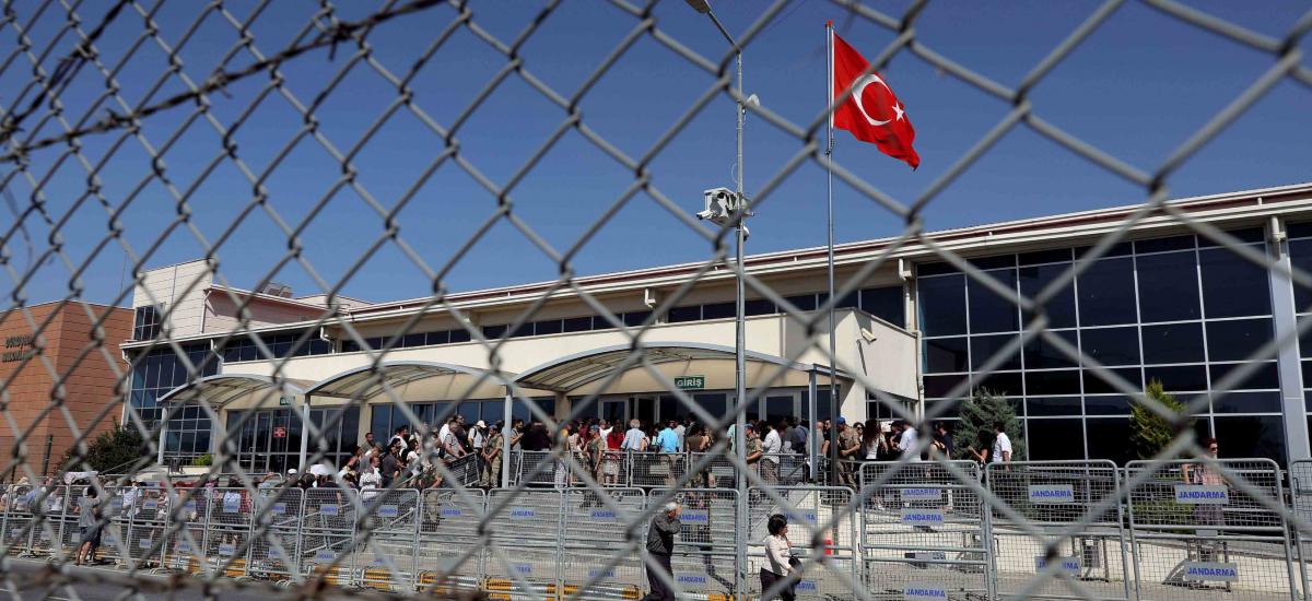 تركيا تمرر قانونًا يترك المعارضين فريسة لكورونا وراء القضبان