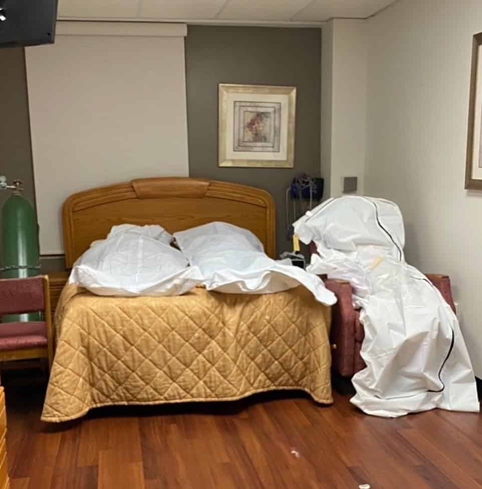 صور صادمة توثق تراكم الجثث في مستشفى أمريكي
