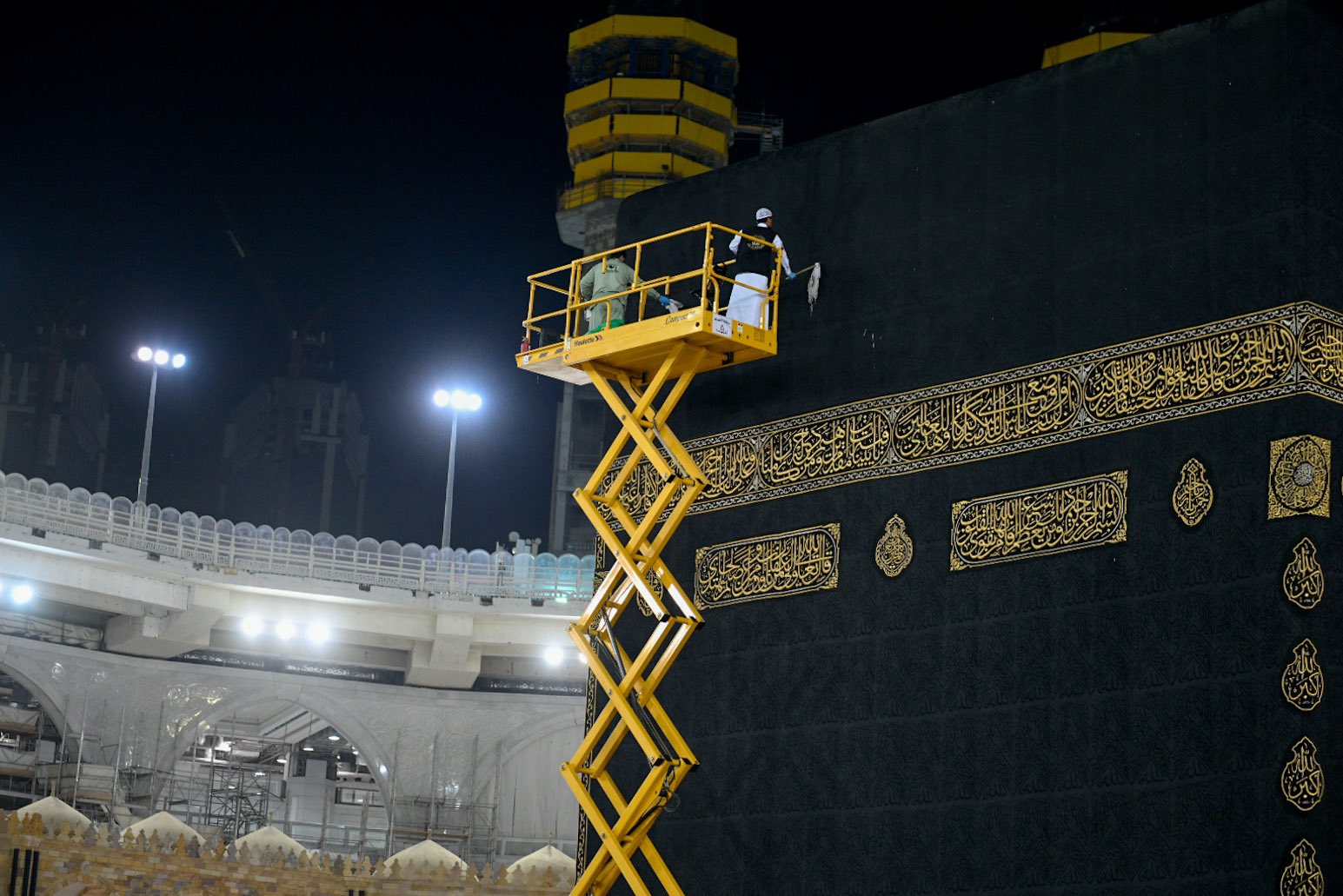 قبل دخول رمضان .. تنظيف وتعقيم ثوب وسطح الكعبة