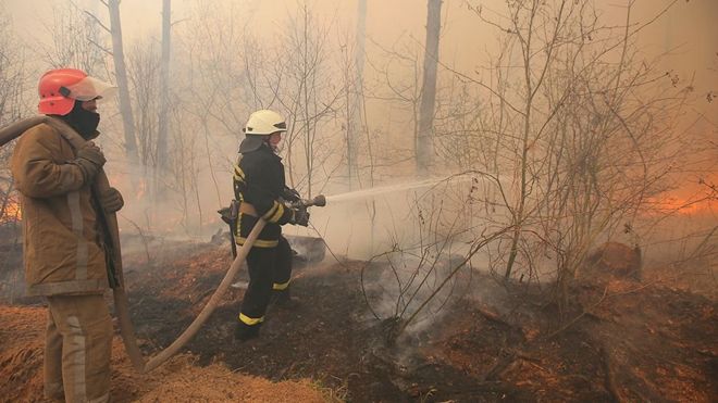 حريق الغابات يحاصر محطة شيرنوبل النووية