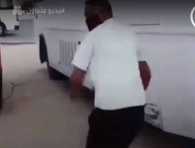 حلاق يفر ويترك الزبون في الشارع هربًا من المفتشين