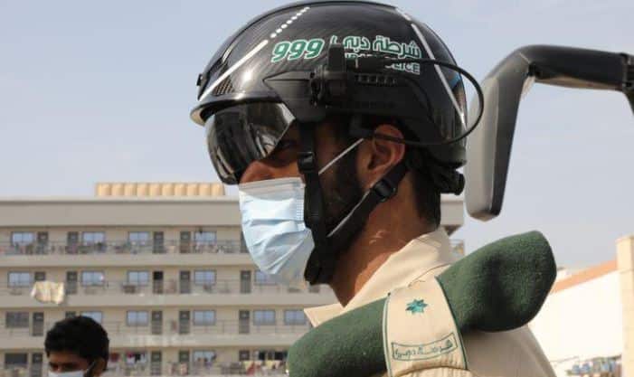 شرطة دبي تستخدم الخوذات الذكية لكشف مصابي كورونا