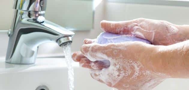 الصحة : غسل اليدين بالماء والصابون أهم سبل الوقاية من كورونا
