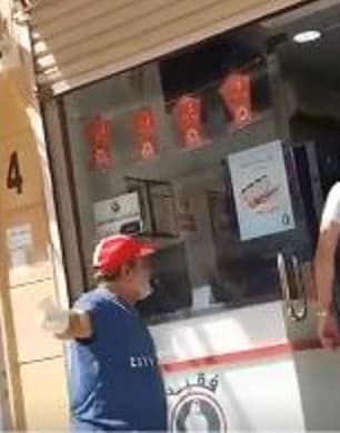 بلاغ من مواطن يقود لوافد يرفض بيع البيض للسعوديين