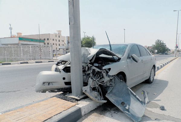 إصابة قائد مركبة بعد اصطدامها بعامود إنارة بالطائف