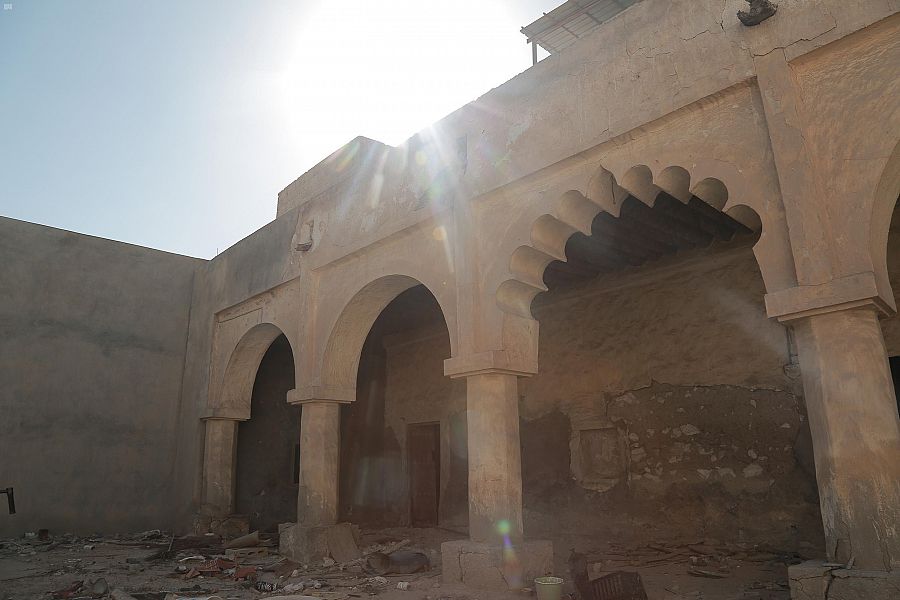 مسجد الشيخ أبو بكر شُيد قبل 300 عام وضمن مشروع محمد بن سلمان لترميم المساجد
