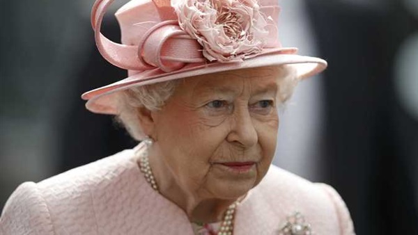 مذيع يعلن وفاة ملكة بريطانيا على الهواء ويعتذر عن الخطأ!
