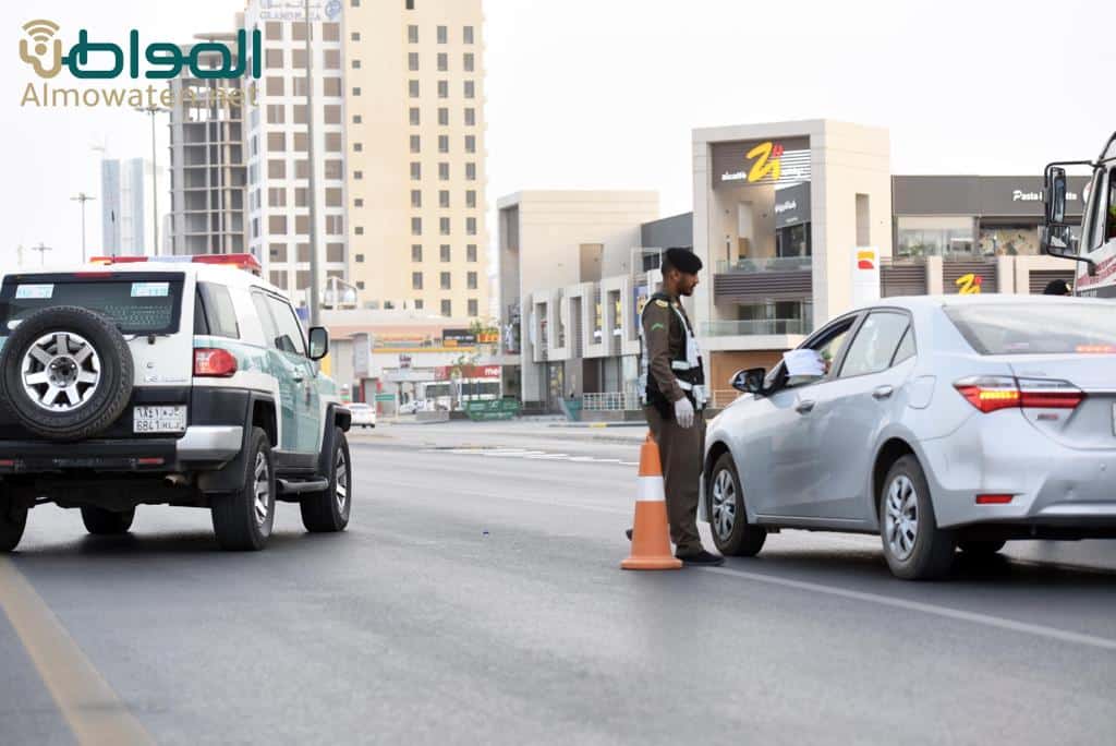 فيديو.. كيف يحرر رجال الأمن مخالفات منع التجول وما هي أعذار المخالفين؟