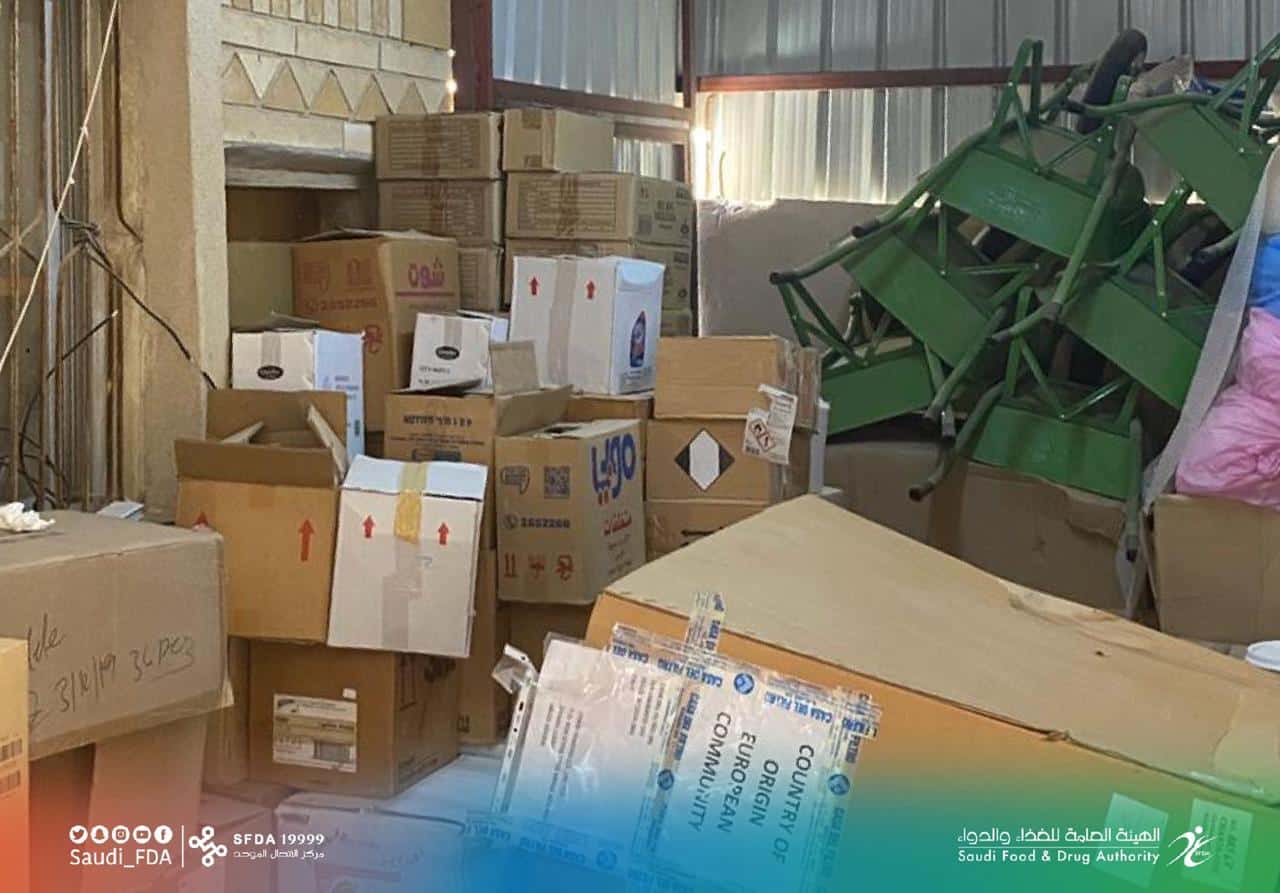 بلاغ يقود لمخزن سكني يضم معقمات مخالفة في بقيق