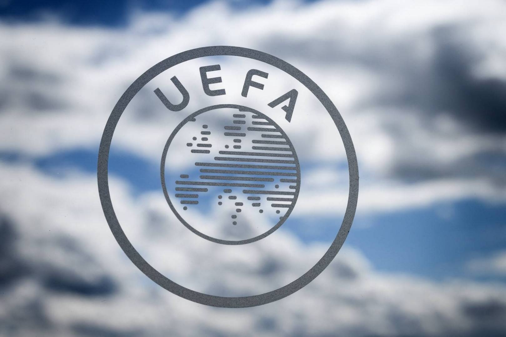 يويفا يُهدد الاتحادات الأوروبية بالاستبعاد بسبب إلغاء الدوري