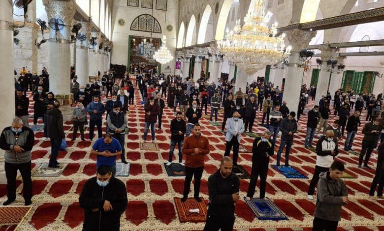 لحظات مؤثرة للمُصلين أثناء فتح أبواب المسجد الأقصى