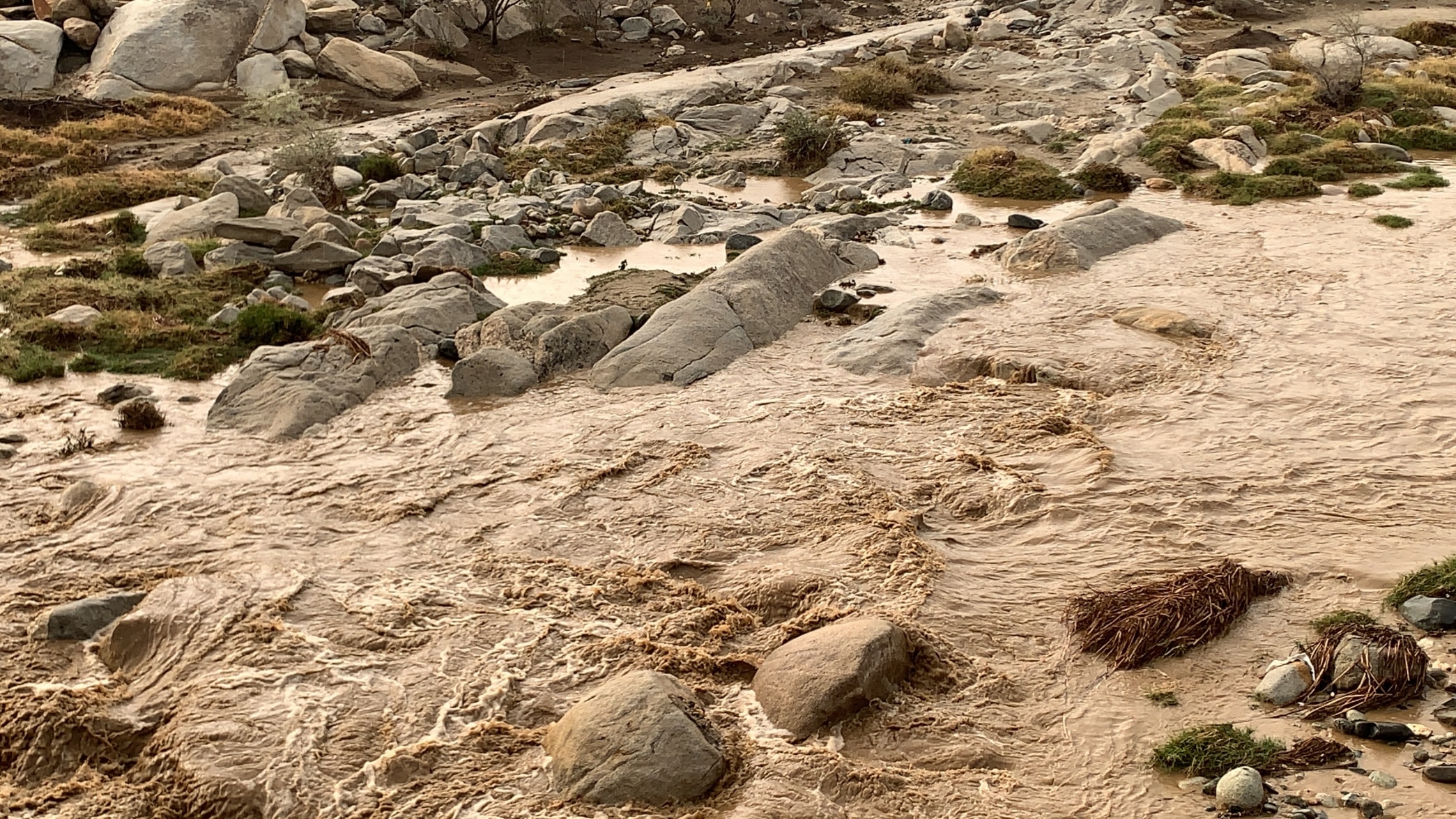 فيديو .. أمطار غزيرة على ثلوث المنظر تُسيل الأودية والشعاب