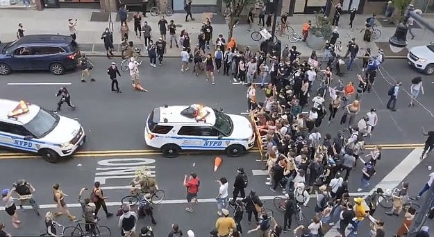 فيديو.. سيارات وخيول الشرطة الأمريكية تدهس المتظاهرين
