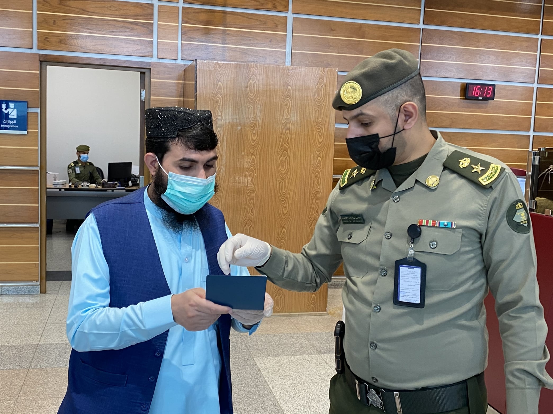 ضمن مبادرة عودة.. جوازات مطار الأمير سلطان تنهي إجراءات مسافرين أفغان