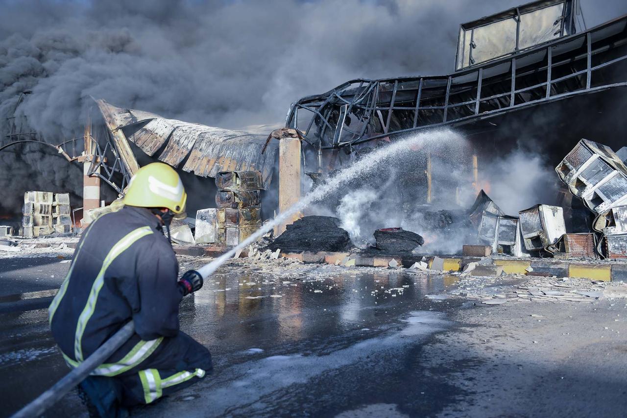 تضرر 33 محلًّا في حريق بالسوق الدولي في تبوك والمدني يسيطر