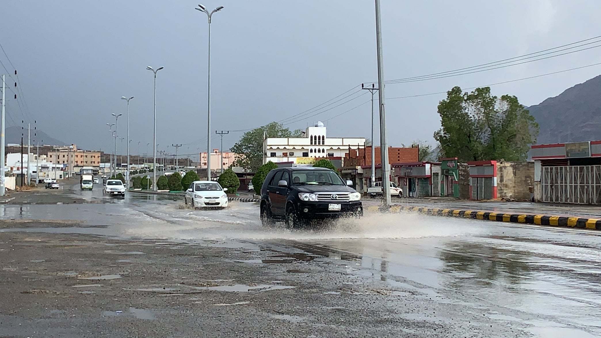 فيديو.. تجمع المياه بالشوارع بعد أمطار محايل