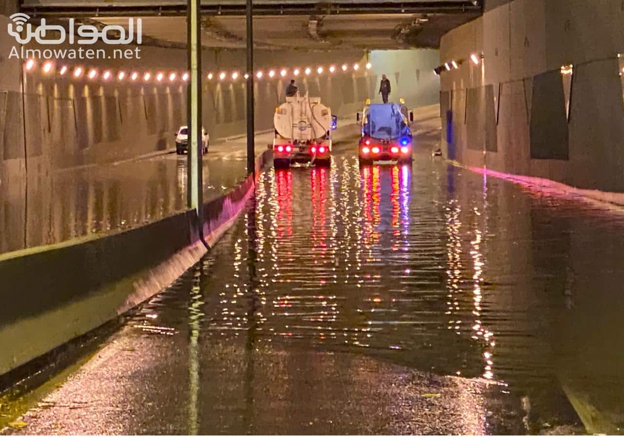 فيديو.. ارتفاع منسوب مياه الأمطار يغلق نفق طريق الملك سعود بخميس مشيط