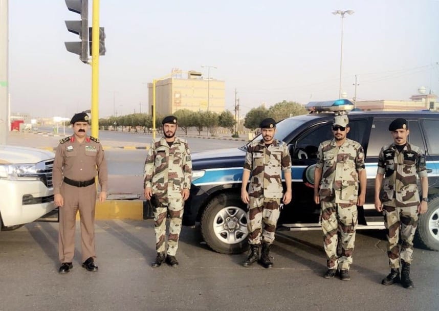 مدير شرطة حفر الباطن يعايد رجال الأمن في الميدان