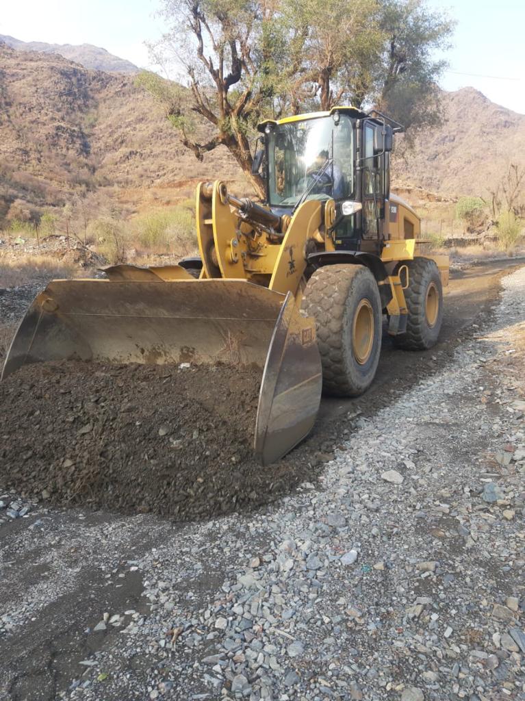 إعادة فتح الطرق وإزالة آثار الأمطار في 9 مواقع برجال ألمع