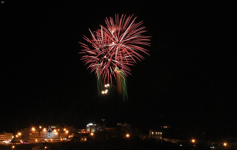 احتفالاً بـ عيد الفطر.. الألعاب النارية تزين سماء أبها