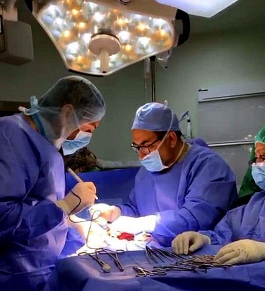 نجاح عملية جراحية لرضيعة تعاني من انسداد في الأمعاء