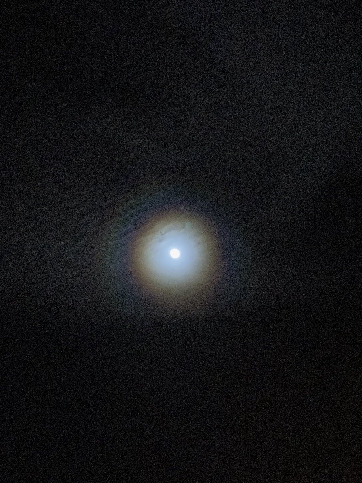 القمر في طور التربيع الأخير يزين السماء بعد منتصف الليل