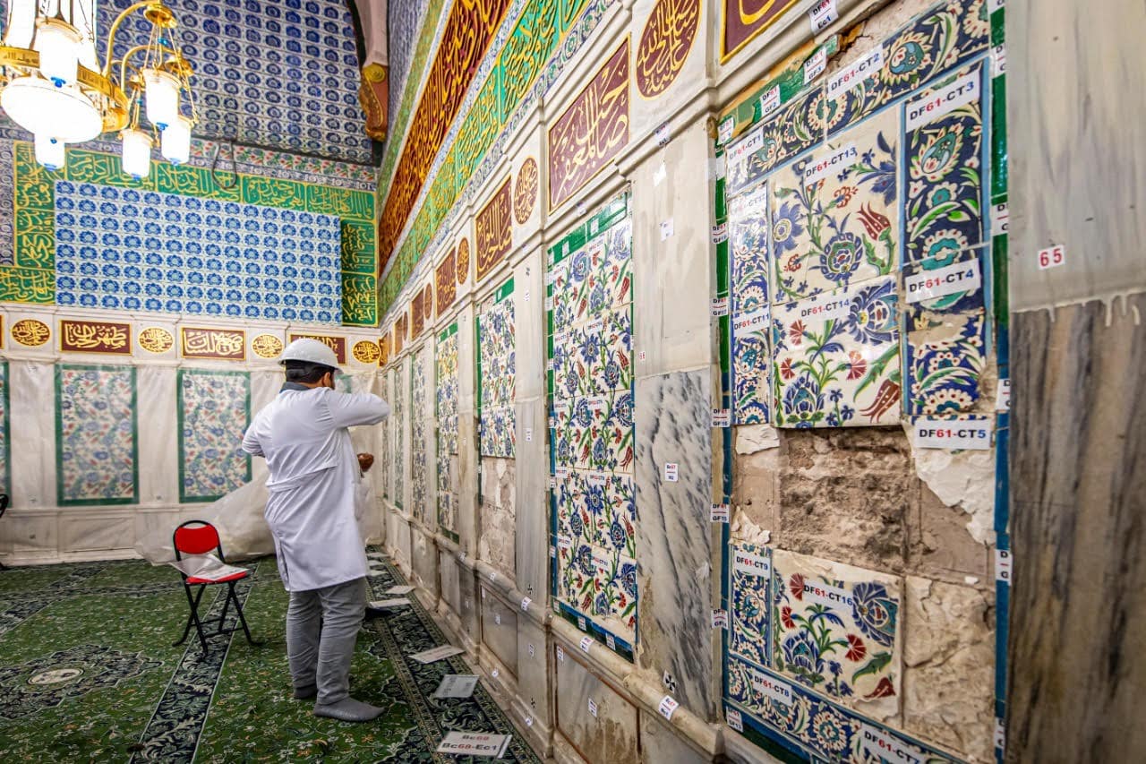 شاهد.. الانتهاء من ترميم الجدار القبلي للمسجد النبوي