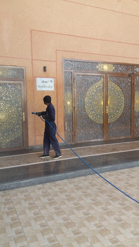 بلدية خميس مشيط تكثف أعمال تطهير وتعقيم المساجد استعدادًا لاستقبال المصلين