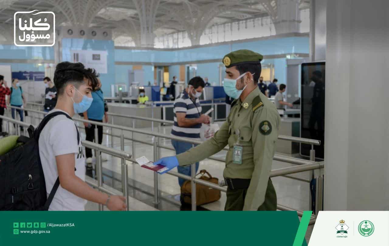 جوازات ⁧مطار الأمير محمد بن عبدالعزيز تنهي إجراءات مغادرة 321 راكبًا إلى تركيا