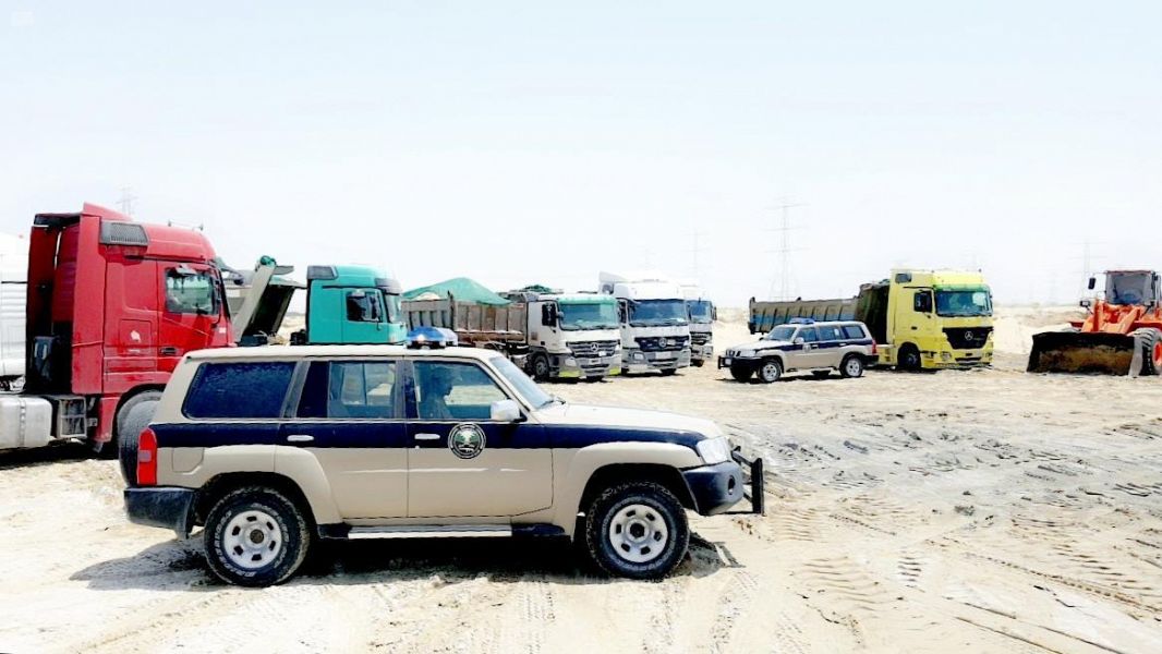 ضبط جرافتين و 15 شاحنة أثناء تجريف أصحابها الأراضي في الشرقية