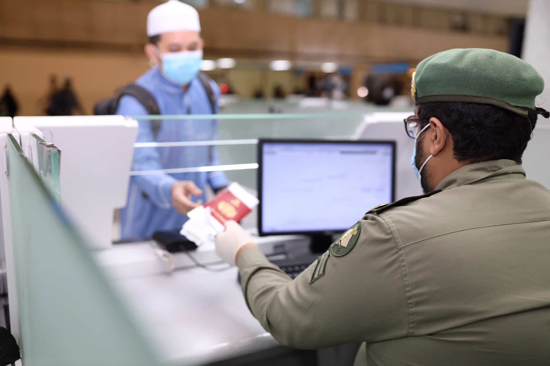 الجوازات تنهي إجراءات سفر 117 مغادرًا إلى كوالالمبور ضمن مبادرة عودة