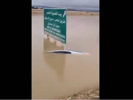 فيديو.. الأمطار تغمر السيارات وتغرق الطرق في عُمان