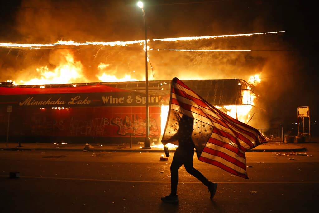 فيديو.. مواطن أمريكي يشعل النار في نفسه خطأً بالمظاهرات الأمريكية