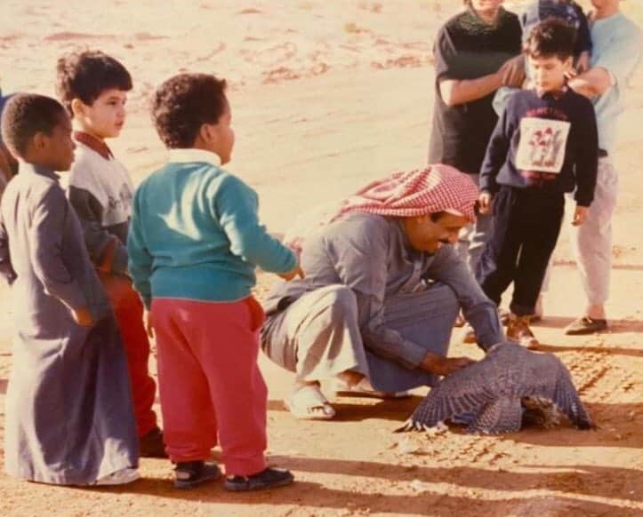 صورة قديمة للملك سلمان في البر يمارس الصيد