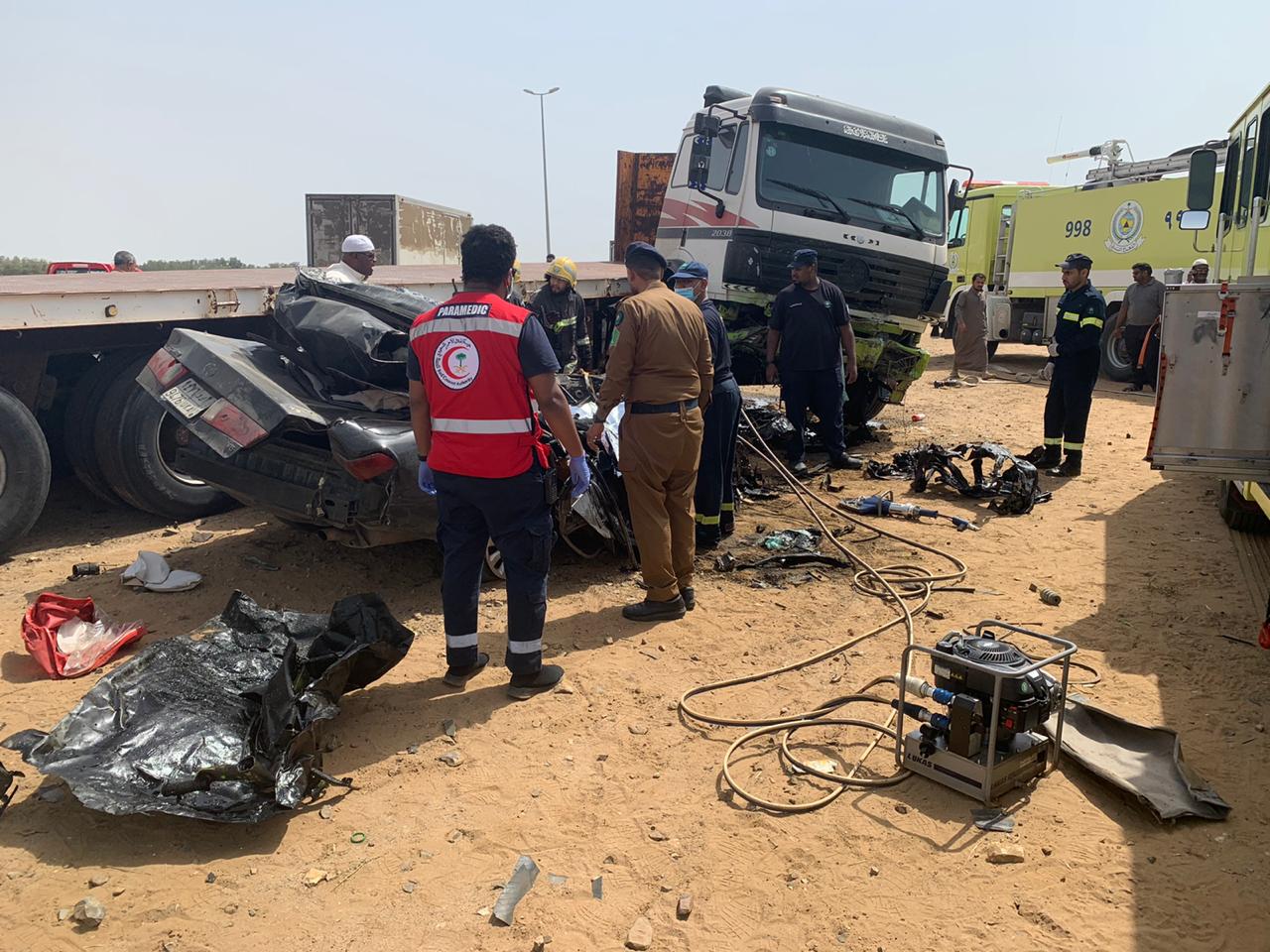 صور.. تصادم كامري وشاحنة يقتل اثنين ويصيب ثالثًا في أبو عريش