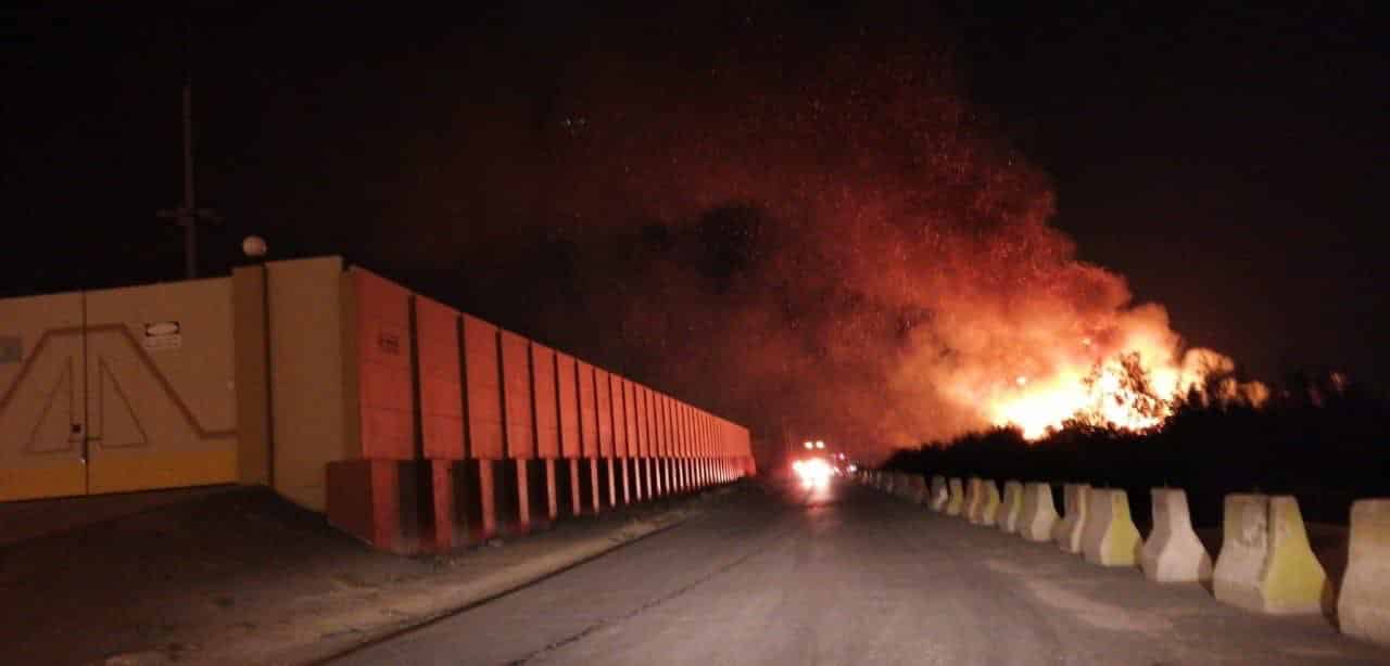 حريق في مجموعة من الأشجار والنخيل بأرض مهملة في القطيف